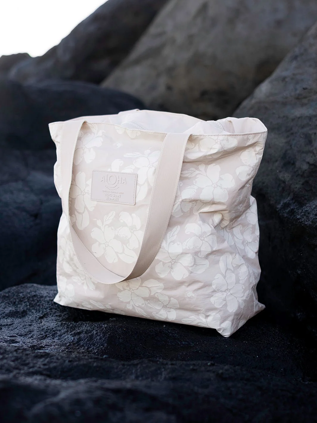 Aloha Collection Puakenikeni Distressed Day Tripper Bag - Image 4
